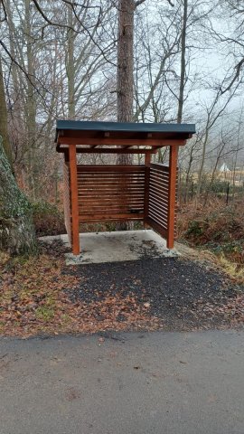 V Krasetíně na "Podluží" opět NĚKDO ukradl čtyři nádoby na odpad. /papír, plasty, komunální odpad/